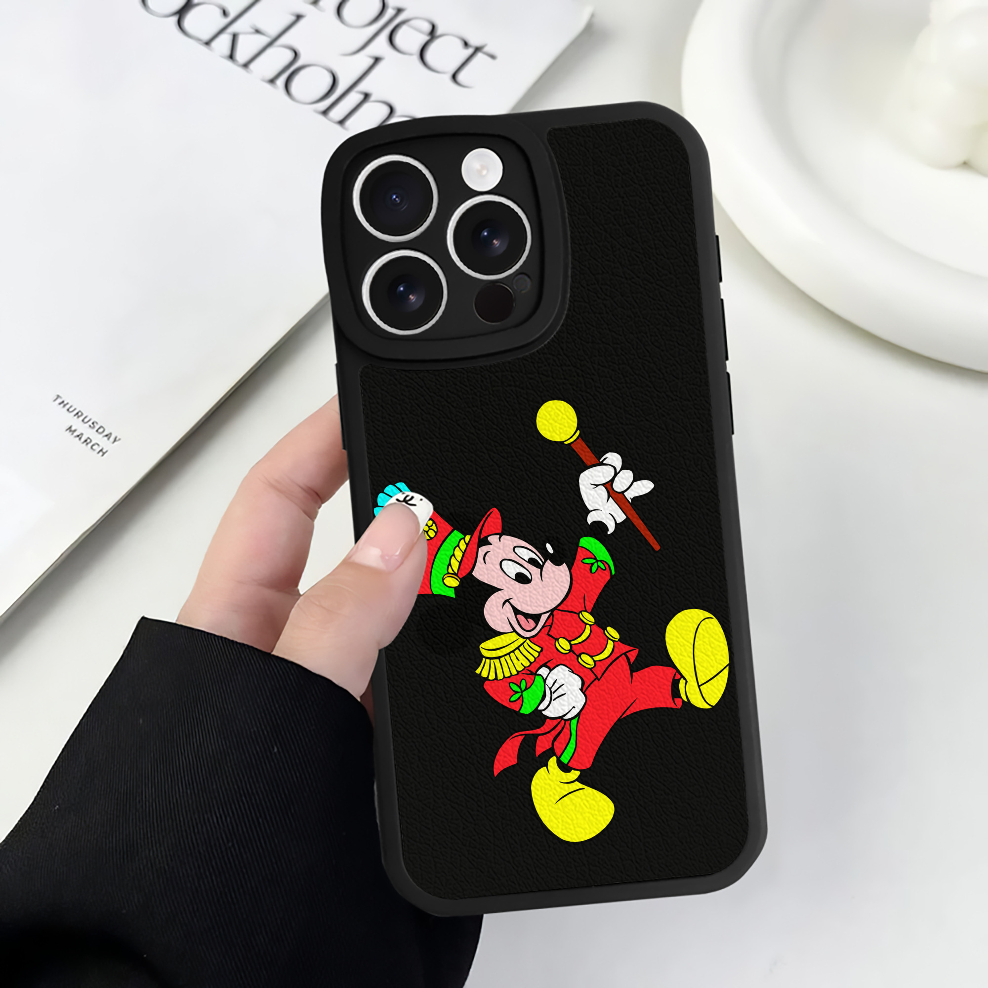 （画像用） ミッキーマウス Mickey Mouse 【iPhone 16シリーズ対応】シリコンスマホケース（レザー調） 材質：シリコン